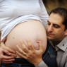 photographie du père tenant le ventre de la future maman