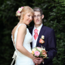 photographie des mariés avec le bouquet dans la verdure ( Seine et Marne)