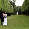 couple de mariés se promenant dans le parc du chateau 77