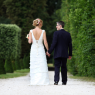 mariés de dos se tenant la main (parc du chateau (Champs sur Marne, 77)
